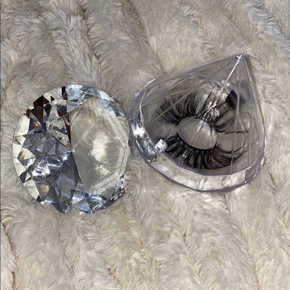 Lashes💕 - Picture 4 of 10